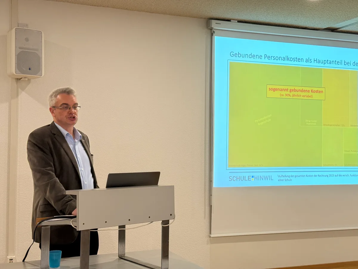 Man sieht Thomas Ludescher am Infoanlass zur geplanten Steuerfusserhöhung in Hinwil.